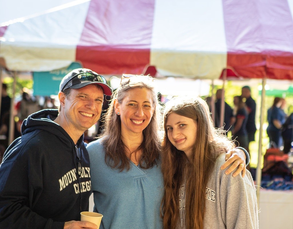 Parents and student enjoying move-in day, 2022