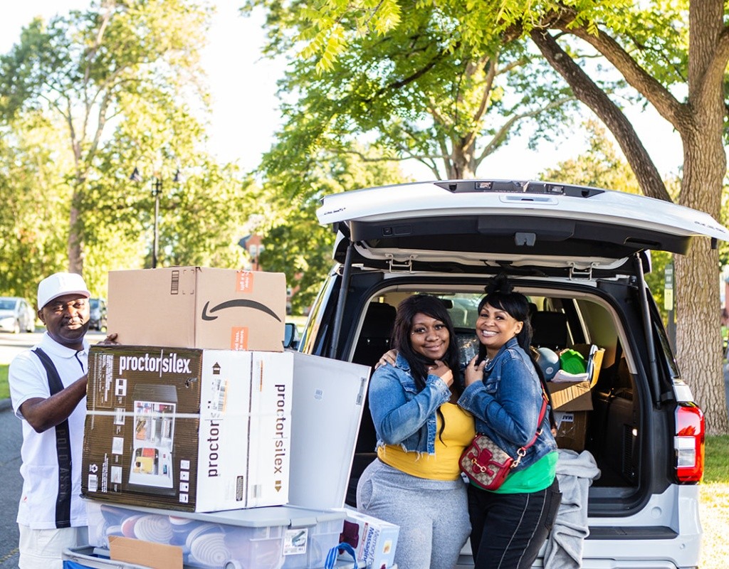 A family moving in their students belongings on move-in day, 2022