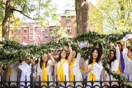 Seniors draping the laurel around Mary Lyon's grave