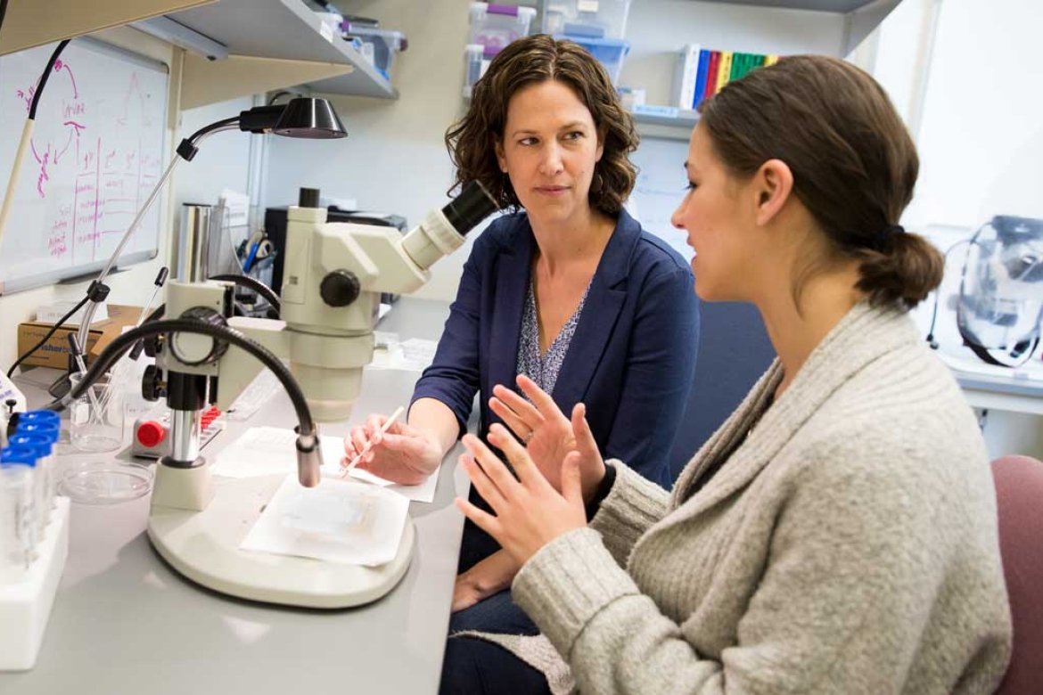 Yarrow Axford ’97 working with a student. Photo credit: Eilleen Molony.