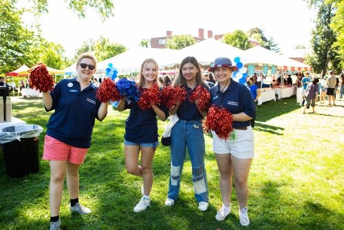 Orientation leaders great new students on move-in day 2022