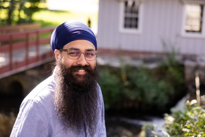 Balbir Singh on the Mount Holyoke Campus in 2023. Photo by Joanna Chattman.